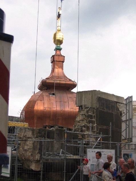Die Kuppel baumelte ...