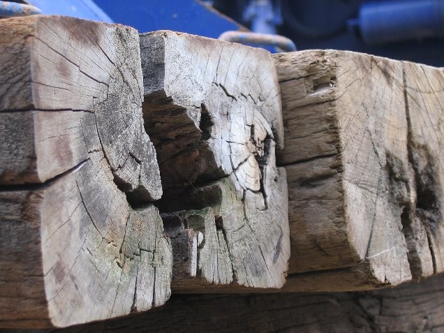 die Holzbalken vom Kran hielten - wider aller Erwartungen.