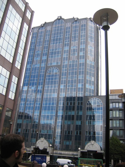 Der erste Eindruck: Hochhaus!