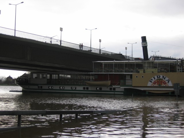 hebt der Kahn bald die Brücke an?