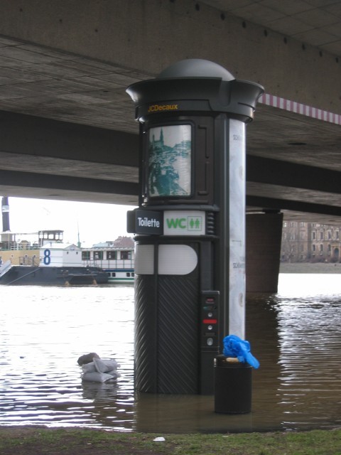 Toilette im Wasser