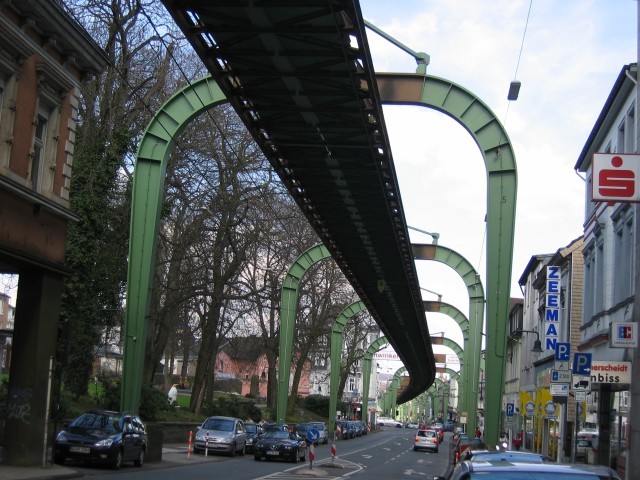 Straßenzug mit Stützen