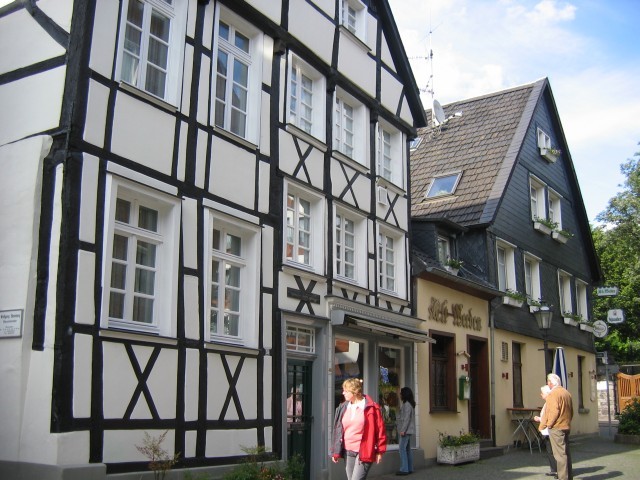... mit alten Fachwerkshäusern..
