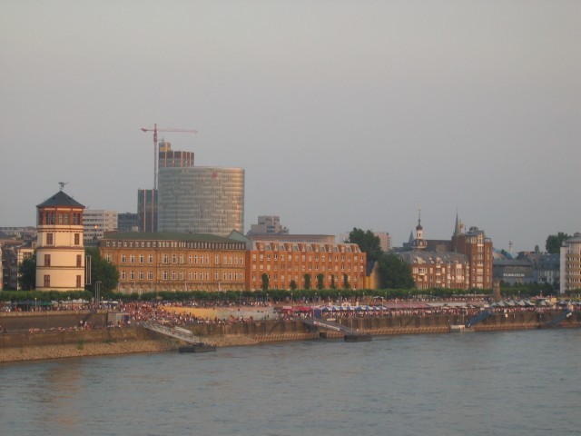 Die Innenstadt von Düsseldorf ist knackevoll