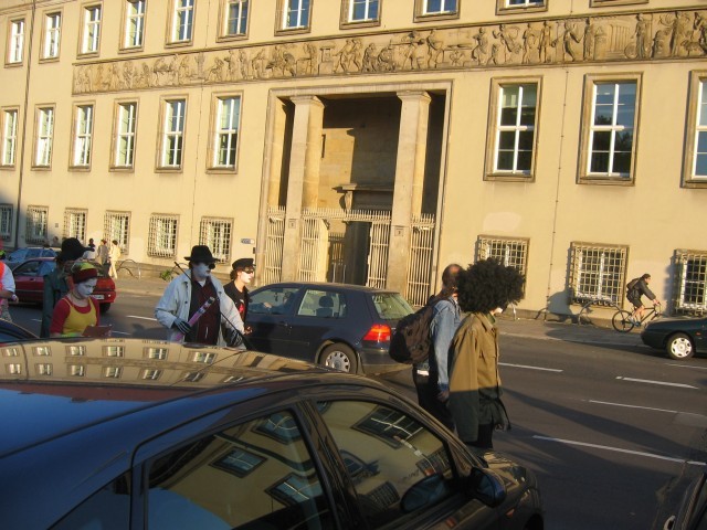 Eine Reihe von auffälligen Clowns ...