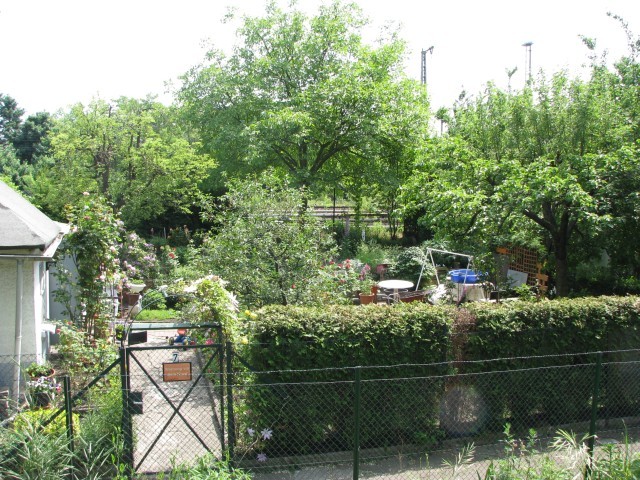 Idyllische Gartenanlage zwischen Autobahn und Bahntrasse