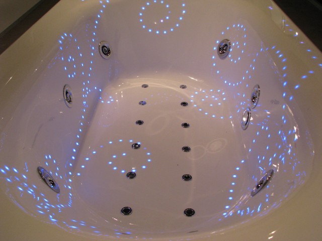 Badewanne mit Lichtern. Wer es mag.