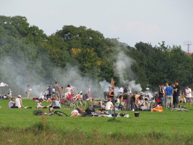 Tempelhofer Feld - Grillen