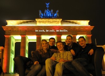 Sofa am Brandenburger Tor - zum Festival of Lights - Bild 2